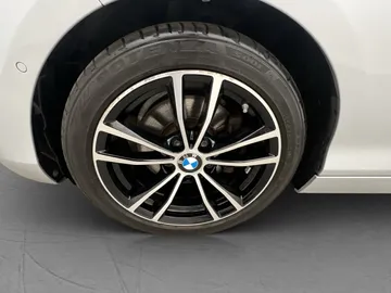 Car image 32