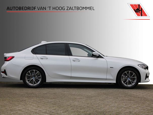 BMW 330e Sport Line 215 kW image number 1