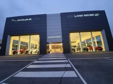 Car image 16