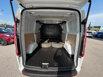 Car image 24