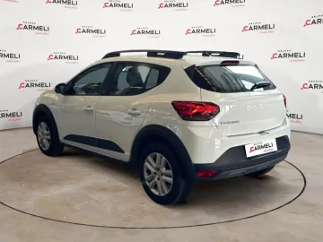 Car image 4