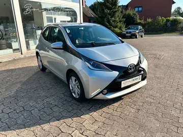 Car image 3