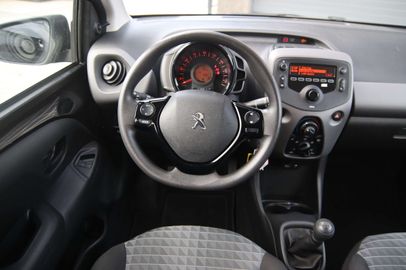 Car image 14