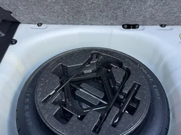 Car image 27
