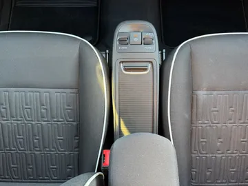 Car image 29