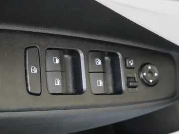 Car image 32