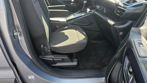 Car image 30