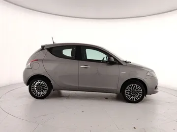 Car image 4