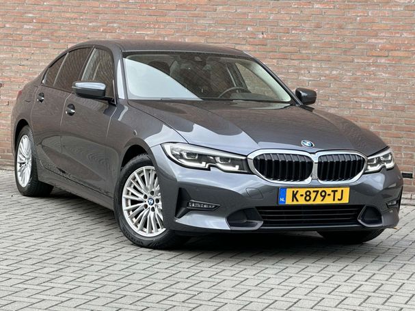 BMW 320i 135 kW image number 2