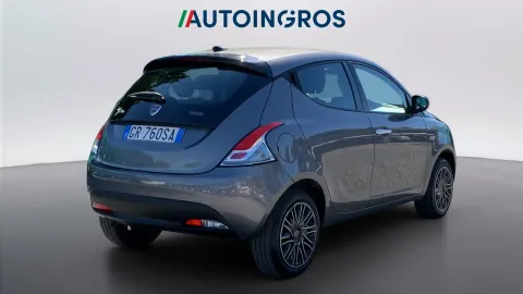 Car image 5