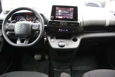 Car image 14