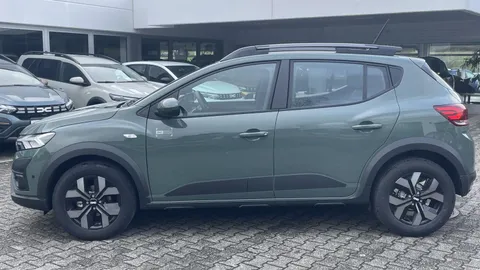 Car image 3