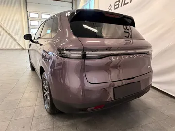 Car image 4