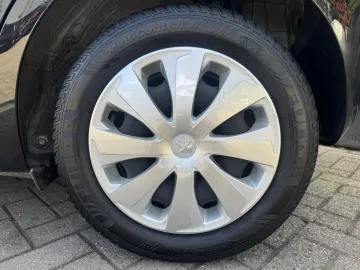 Car image 37