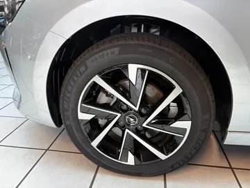 Car image 30