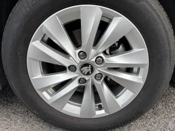 Car image 27