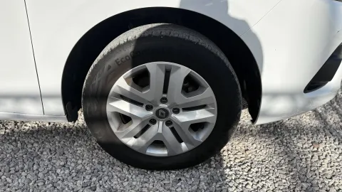 Car image 26
