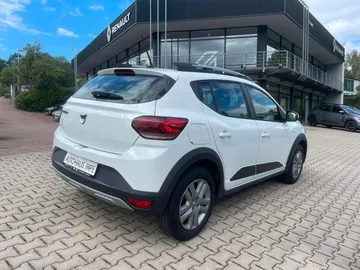 Car image 3