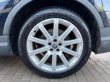 Car image 30