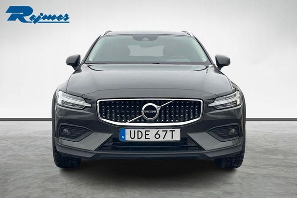 Volvo V60 Cross Country B4 AWD 146 kW image number 3