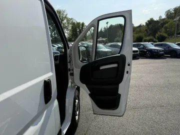 Car image 32
