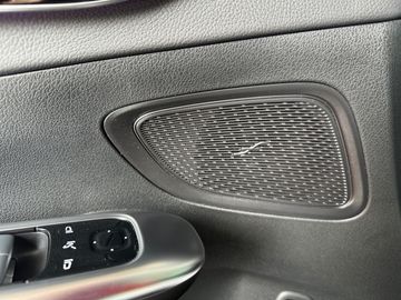 Car image 32