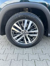 Car image 32