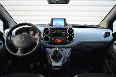 Car image 15