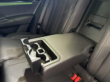 Car image 32