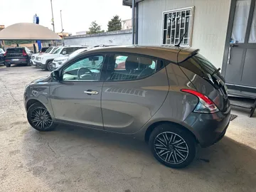 Car image 11