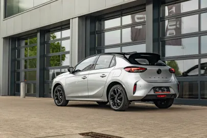 Car image 4
