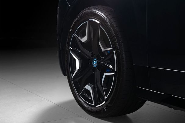 BMW iX xDrive40 241 kW image number 7