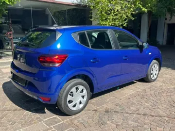 Car image 3