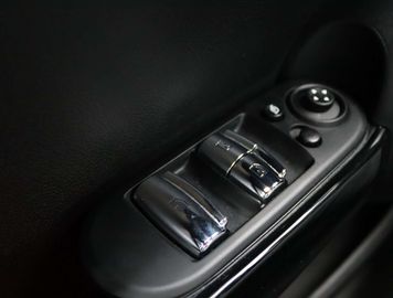 Car image 32