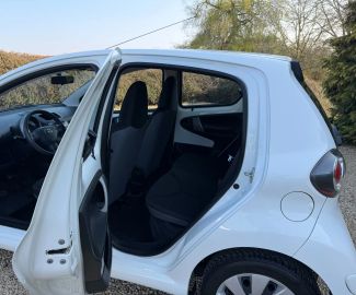 Car image 14