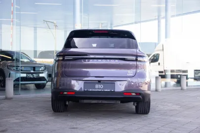 Car image 4