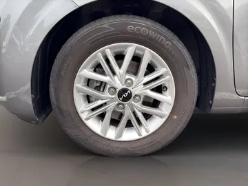 Car image 32