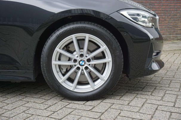 BMW 330 e M 215 kW image number 30