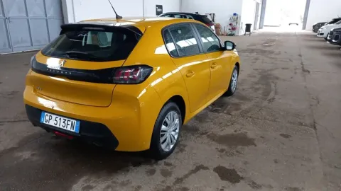 Car image 4