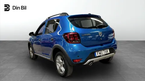 Car image 4