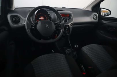 Car image 11