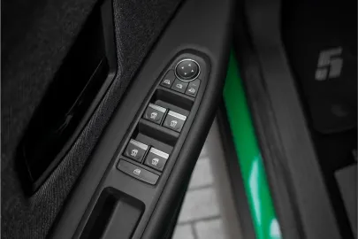 Car image 40
