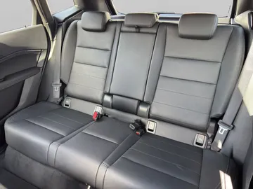 Car image 32