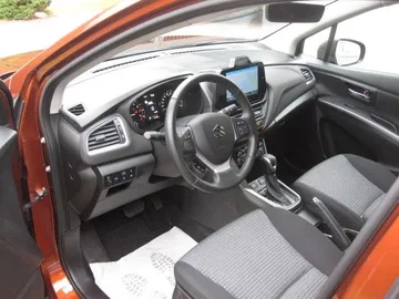 Car image 18