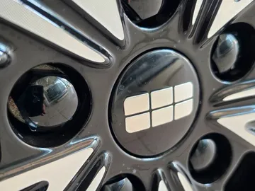 Car image 24