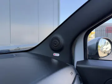 Car image 29