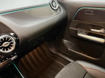 Car image 32