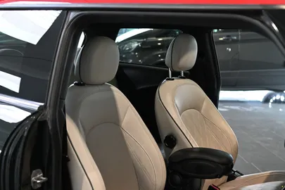 Car image 30