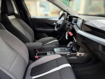 Car image 30