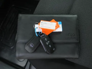 Car image 24